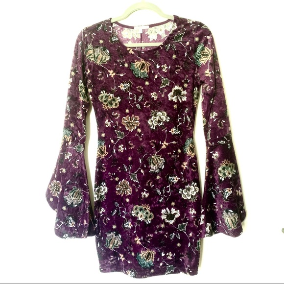 Charlotte Russe Dresses & Skirts - Bell sleeve floral long sleeve velvet dress sz M⚡️